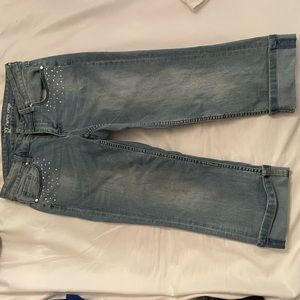 Size 6 New York and Company capris. Curvy crop. Super cute and flattering.